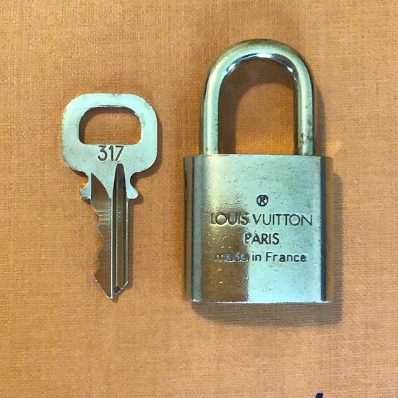 Louis Vuitton Lock & Key N. 317 - Picture 3 of 4